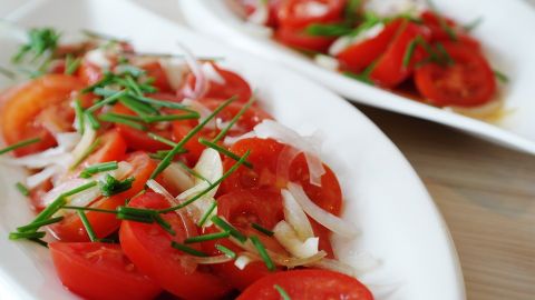 frischer und saftiger Tomatensalat